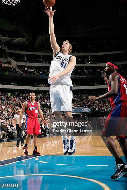 Dirk Nowitzki of the Dallas Mavericks rebounds the ball against Al Thornton of the Los Angeles Clippers during the game on January 6, 2009 at...