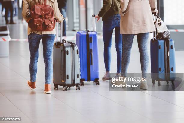 passagiere im flughafen-terminal zu fuß - airport uk stock-fotos und bilder