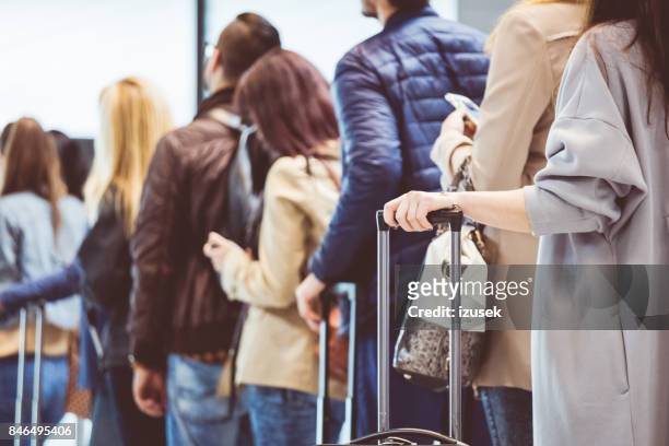 gruppo di persone in coda al gate d'imbarco - aeroporto foto e immagini stock
