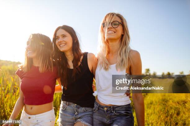 zorgeloos momenten - alleen jonge vrouwen stockfoto's en -beelden