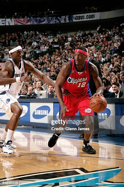 Al Thornton of the Los Angeles Clippers drives the ball against Josh Howard of the Dallas Mavericks during the game on January 6, 2009 at American...