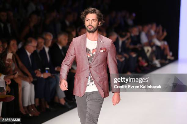 Model walks the runway at the Giovane Gentile show during Mercedes-Benz Istanbul Fashion Week September 2017 at Zorlu Center on September 13, 2017 in...