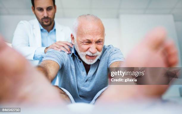 problemas de espalda. - zona lumbosacra fotografías e imágenes de stock