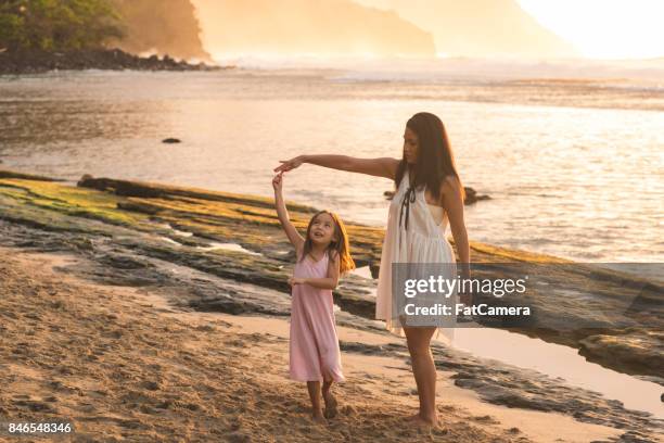 hawaii family vacation on beach - hawaii vacation and parent and teenager stock pictures, royalty-free photos & images