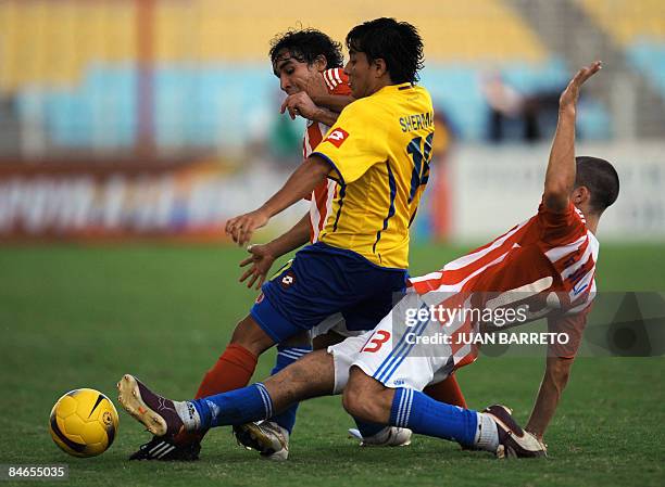 Paraguayan Diego Ayala and Francisco Silva vie for the ball with Colombian Freddy Coronel during a South American U-20 football match on February 4,...