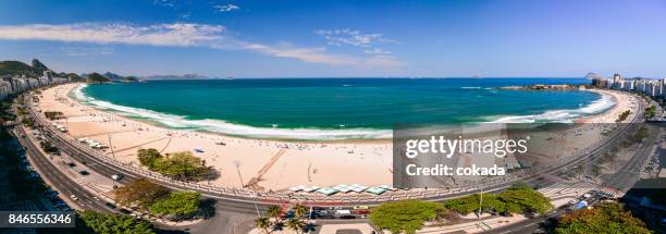 panorama de playa copacabana - playa de copacabana fotografías e imágenes de stock