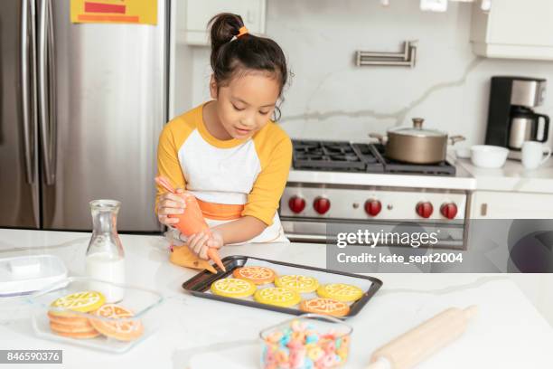 mor och dotter hemma - kaka med socker bildbanksfoton och bilder