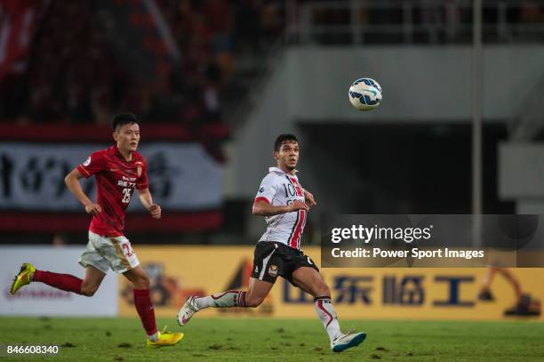 Seoul forward Everton Leandro Dos Santos Pinto fights for the ball with Guangzhou Evergrande midfielder Zou Zheng during AFC Champions League Group...