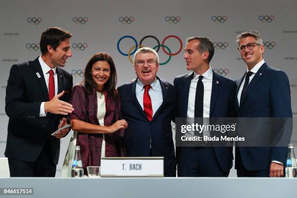 Tony Estanguet, Anne Hidalgo, Thomas Bach, Eric Garcetti and Casey Wasserman pose for pictures during a joint press conference between IOC, Paris...