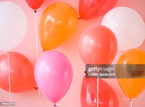 baloons - roze achtergrond stockfoto's en -beelden