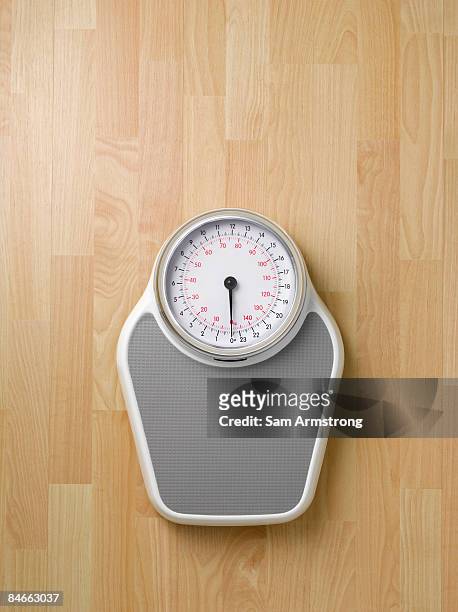 weighing scales on wooden floor. - weegschaal weeginstrument stockfoto's en -beelden