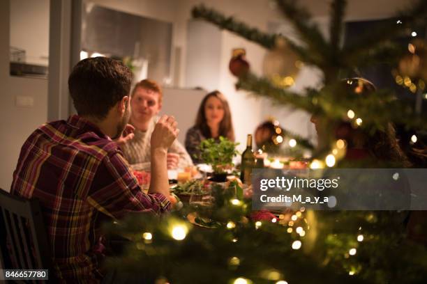 new year's eve te vieren met vrienden - friends dinner party stockfoto's en -beelden