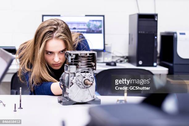 student werkt om ervoor te zorgen de engine functioneert na haar demontage - elektrische motor stockfoto's en -beelden