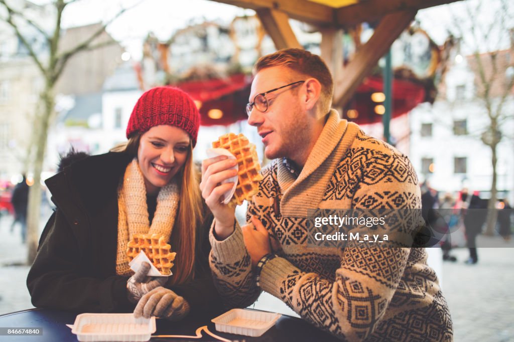 Genießen Sie essen Waffeln