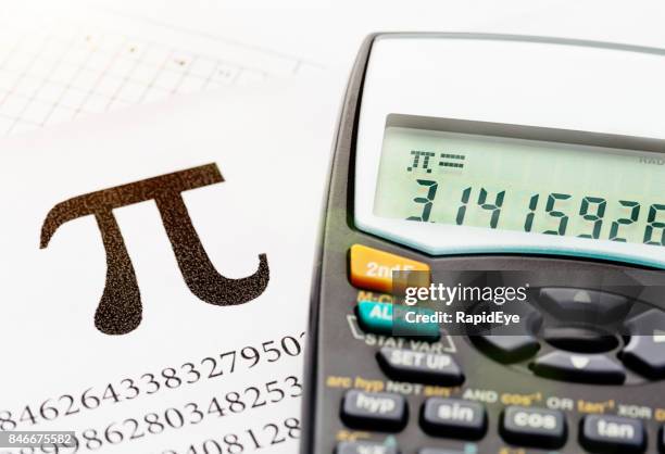 berechnung der unendlichen anzahl dargestellt durch das symbol pi - pi stock-fotos und bilder