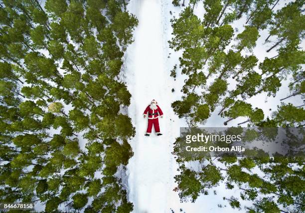 luchtfoto van de kerstman - santa claus lying stockfoto's en -beelden