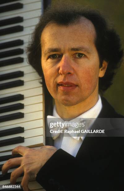 Portrait session of French pianist Georges Pludermacher on December 18, 1989 in France.