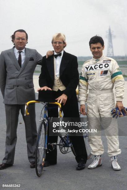 Le cycliste Laurent Fignon et le coureur automobile Bernard Darniche dans l'émission 'La belle vie' le 12 octobre 1984 en France.