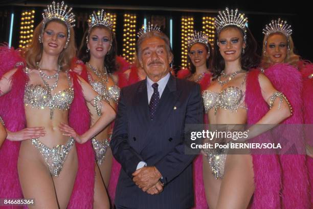 Portrait d'Ugo Tognazzi entouré des Bluebell Girls du Lido le 10 janvier 1986, Paris, France.