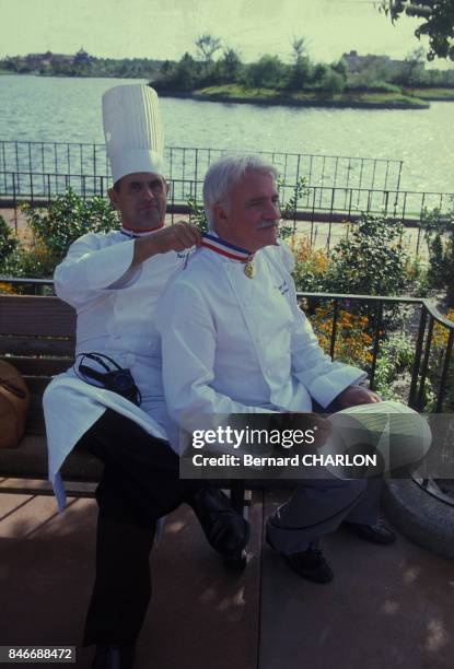 Les grands chefs cuisniers francais, Paul Bocuse et Roger Verge, representent la France a l'Epcot Center le 21 octobre 1982 a Orlando, Floride.