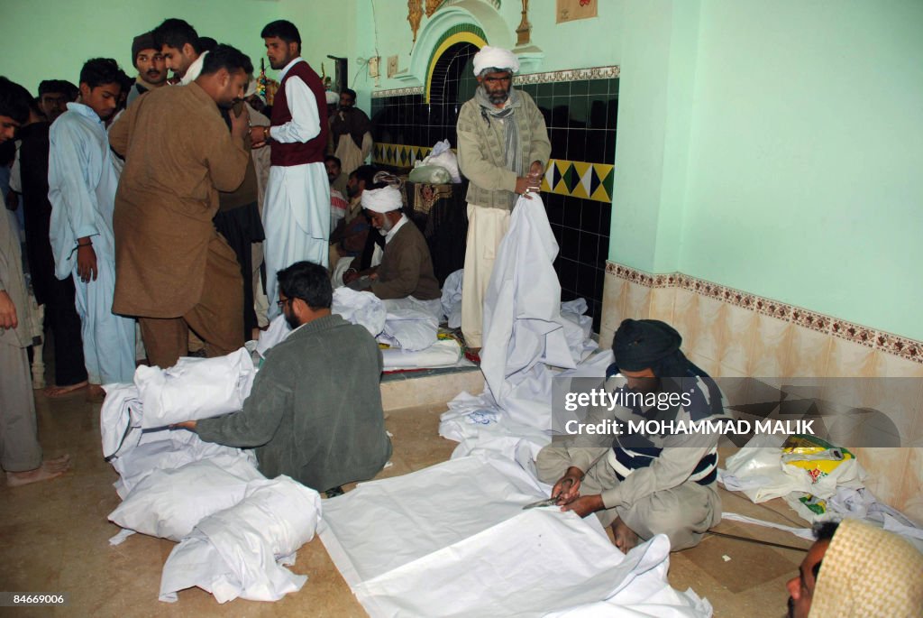 Pakistani Shiite Muslims prepare coffins
