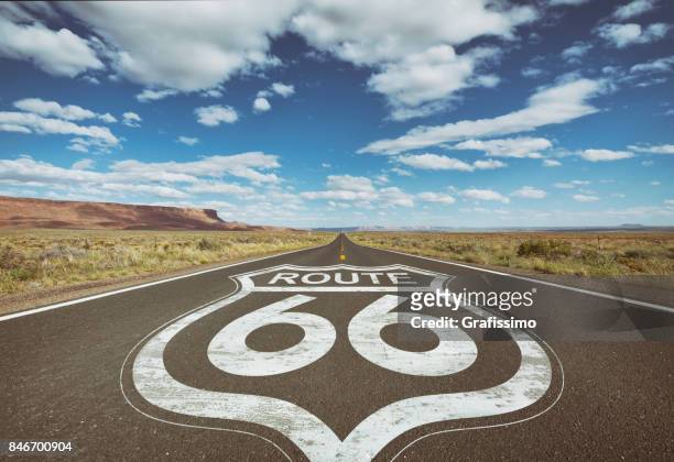 segnale stradale per route 66 su asfalto strada di campagna - route 66 foto e immagini stock
