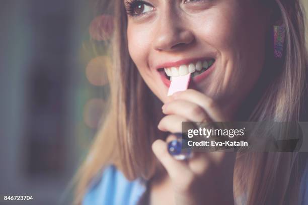 assunzione di gomme da masticare - bubble gum foto e immagini stock