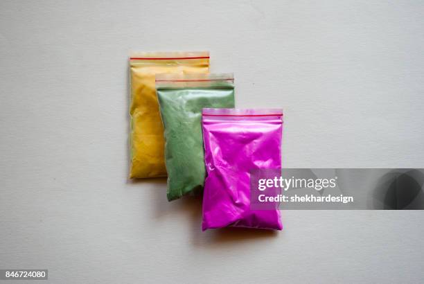 holi colors - sachet stockfoto's en -beelden