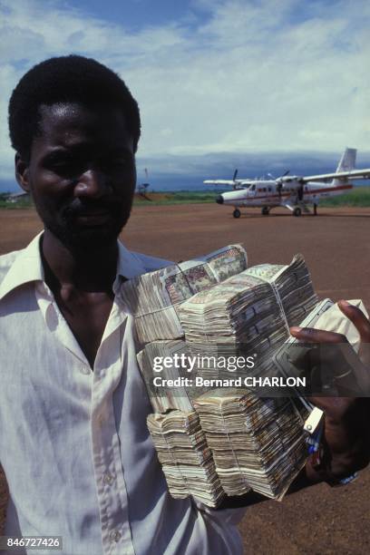 Le petrole au Congo; un congolais avec des liasses de billets Franc CFA le 26 fevrier 1983 au Congo.