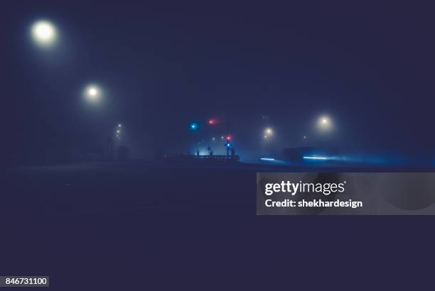 empty dark road - delhi fog stock-fotos und bilder