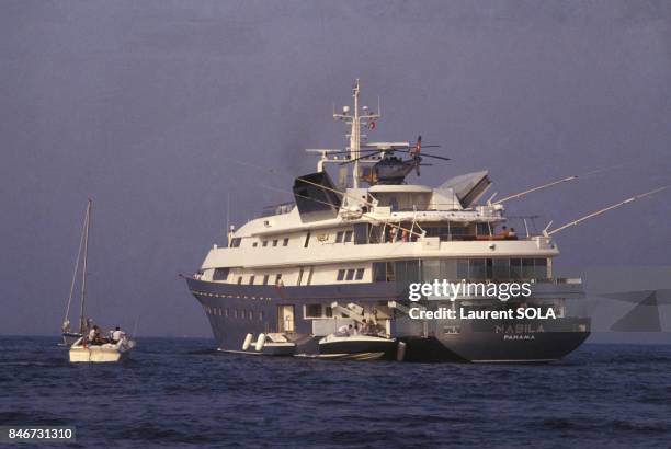 Le yacht Nabila - long de 85 metres - d'Adnan Khashoggi sur la Cote d'Azur le 26 juillet 1983 en France.