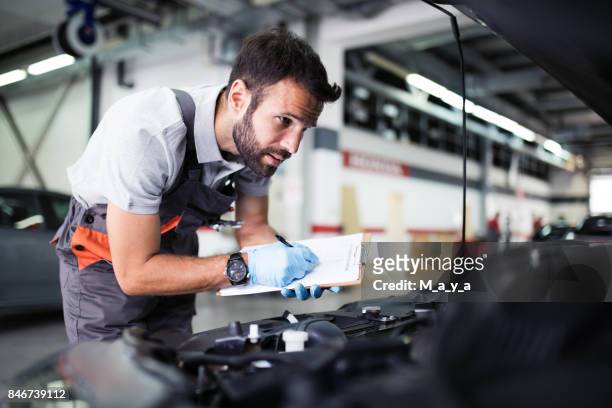 på bilservice - repairman bildbanksfoton och bilder