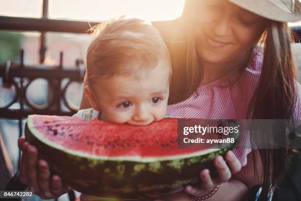 Entzückende Baby Boy beißen Wassermelone