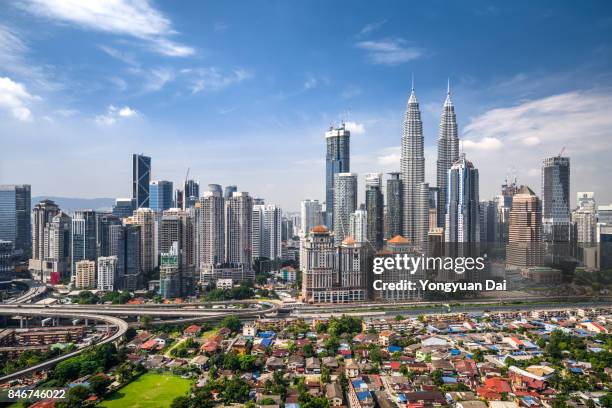 luftaufnahme von kuala lumpur skyline - petronas towers stock-fotos und bilder