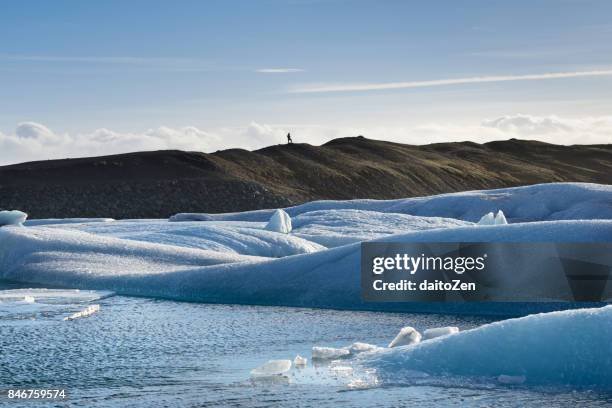 large icebergs in jokulsarlon glacier lagoon, eastern region, iceland - breidamerkurjokull glacier stockfoto's en -beelden
