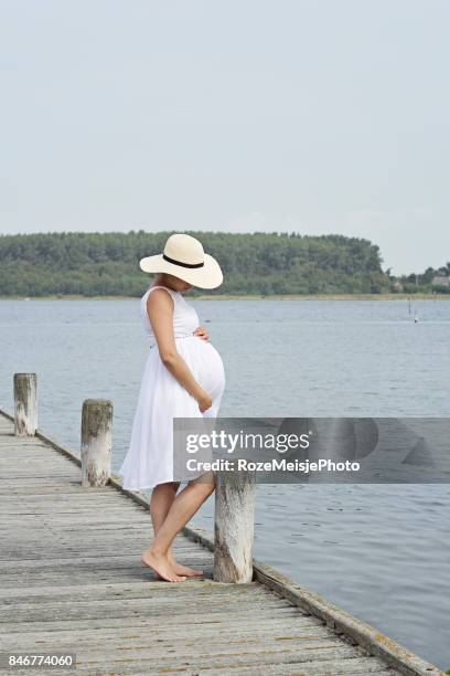 summer pregnancy - meisje stock-fotos und bilder