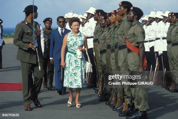 La Princesse Margaret passe les troupes locales en revue lors de son arrivee pour representer la Reine Elisabeth lors des ceremonies d'independance...