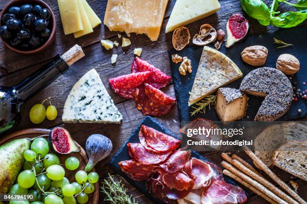 heerlijk voorgerecht op rustieke houten tafel - ham salami stockfoto's en -beelden