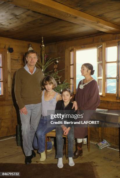 La famille Bennent, deux generations de comediens, en vacances; Heinz Bennent, le pere de Anne et David et son epouse Diane le 4 janvier 1984