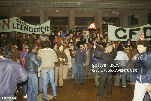 Confrontation entre pro et anti-grevistes a l'usine Talbot le 5 janvier 1983 a Poissy, France.