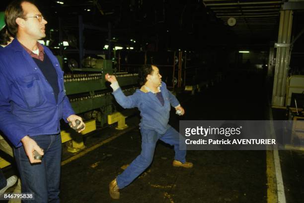 Affrontements entre pro et anti-grevistes a l'usine Talbot le 5 janvier 1983 a Poissy, France.