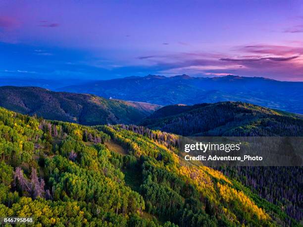 blick auf die berge von beaver creek und sawatch berge - beaver creek stock-fotos und bilder