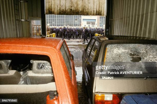 Violents affrontements entre pro et anti-grevistes a l'usine Talbot le 5 janvier 1983 a Poissy, France.