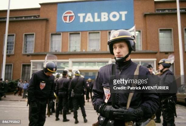Forces de l'ordre devant l'usine automobile Talbot le 5 janvier 1983 a Poissy, France.