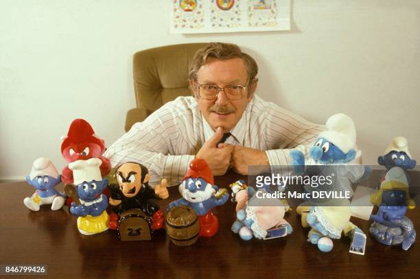 Peyo, le dessinateur auteur des Schtroumpfs avec quelques-uns de ses personnages le 13 septembre 1984 a Bruxelles, Belgique.