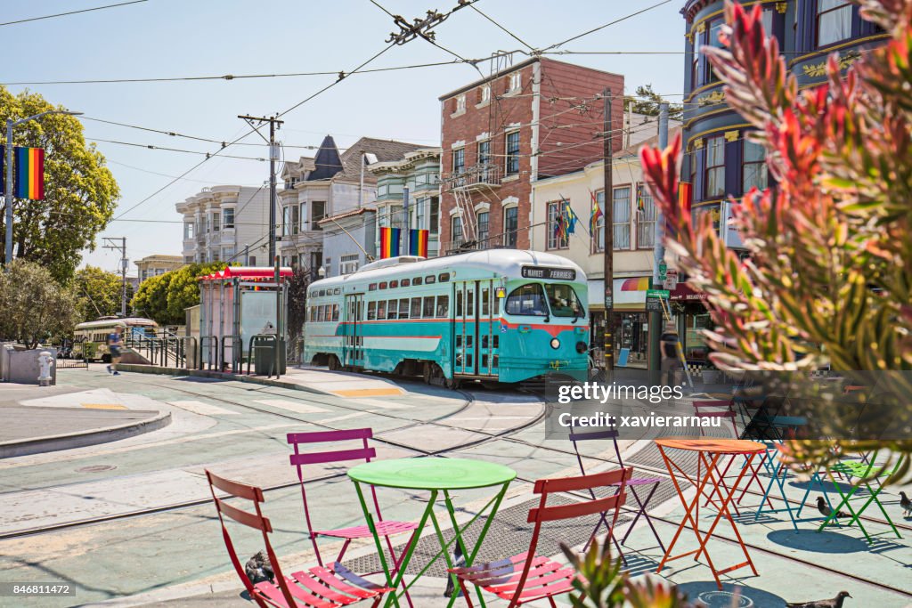 Castro Streetcar con banderas de arco iris en las calles de San Francisco