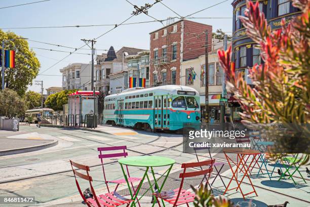 castro streetcar met rainbow vlaggen in de straten van san francisco - san francisco californië stockfoto's en -beelden
