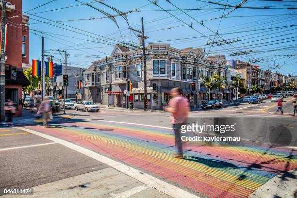 barrio de castro arco iris intersección de cruce de peatones - san francisco, california, estados unidos - san francisco fotografías e imágenes de stock