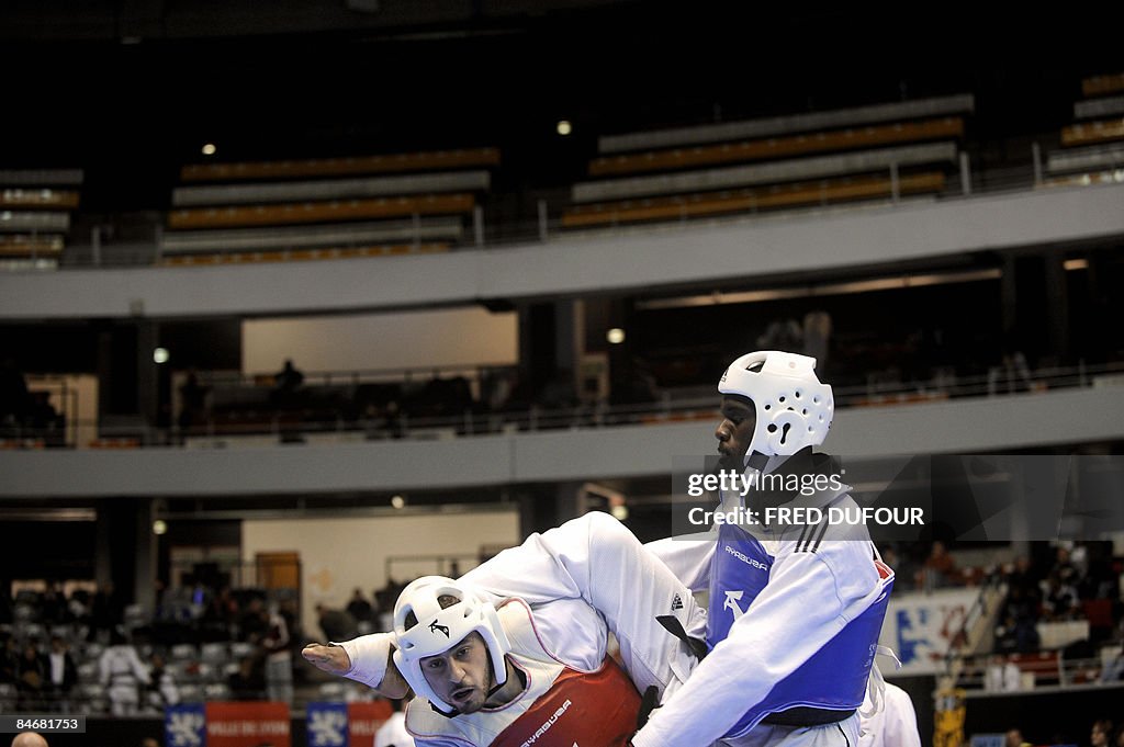 French Pascal Gentil (R) battles with Ou