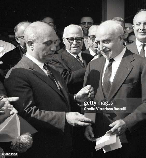 Ischia, Italia, September 1962 Italian PM Amintore Fanfani presents a prize to publisher and film producer, Angelo Rizzoli.